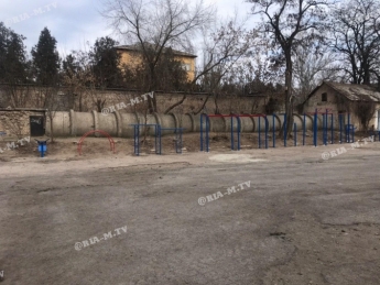 На территории школы в Мелитополе нашли "схрон" с банковскими картами (видео)
