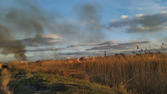 В Мелитополе в нижней части города масштабный пожар - огонь быстро распространяется (фото, видео)