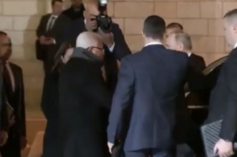 Это гимн? Во время визита Путина в Палестину произошел конфуз. Видео