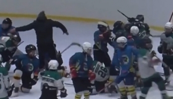 В России тренер бил клюшкой по голове юных хоккеистов: в сеть слили скандальное видео
