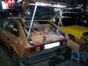 В Мелитополе накрыли нелегальный магазин креветок на колёсах (фото)