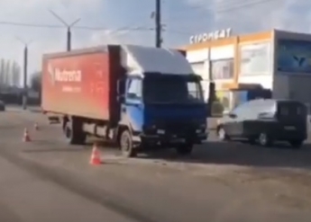 В Мелитополе грузовик протаранил ВАЗ (видео)