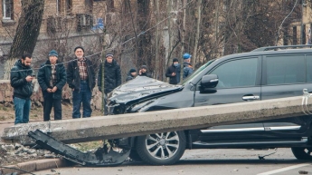 Внедорожник в центре Киева сбил бетонный столб