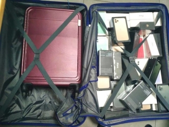 В забытом багаже в аэропорту "Борисполь" были обнаружены 113 телефонов iPhone и 71 комплект наушников на сумму 1,8 млн грн