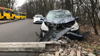 В Киеве на Голосеево водитель Renault повалил столб и сбежал в лес: движение перекрыто