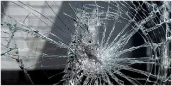 В Мелитополе хулиган разбил витрину магазина