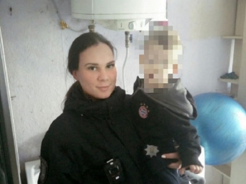 Нагулялась: в Одессе мать бросила в квартире двух детей, один из которых хотел выпрыгнуть с четвертого этажа (фото)