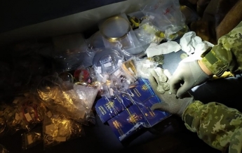 В поезде Москва-Киев нашли схрон с монетами и паспортами (фото)