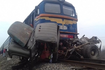 На Закарпатье пассажирский поезд на полном ходу влетел в грузовик: двое погибших