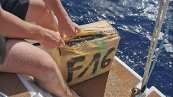 Наблюдали за дельфинами: туристы нашли в океане 500 килограммов наркотиков