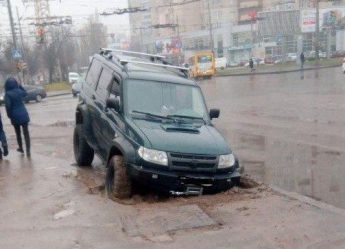 Авто ушло под землю: в Одессе автохам поплатился за парковку. Фото и видео