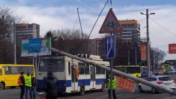 Во Львове электроопора "раздавила" легковушку и троллейбус с людьми: фото и видео с места ЧП