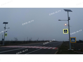 По дороге в Кирилловку пешеходные переходы оснастили солнечными панелями (фото)