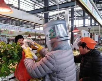 Вместо маски – каски и бутылки: неожиданные фото паникеров из Китая 