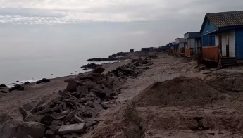 В Кирилловке шторм разрушил базы отдыха. Последствия показали на видео