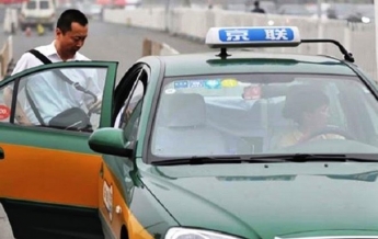 Таксист выгнал из авто пассажира из Уханя (видео)