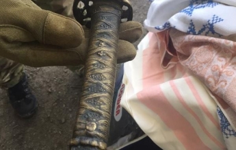 На Донбассе в пункте пропуска задержали гражданина с самурайским мечом (фото)