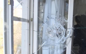 В Одессе пятые сутки неизвестный стреляет по окнам дома (видео)