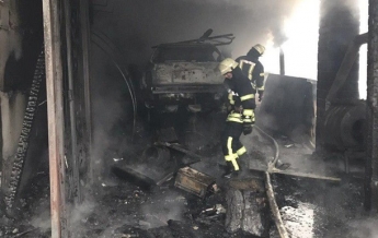 Два авто сгорело при пожаре в гаражах Киева (фото)