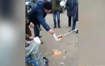 Жители Житомирщины сожгли платежки за доставку газа (видео)
