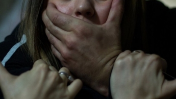 В Киеве мужчина пытался изнасиловать женщину: ей чудом удалось спастись