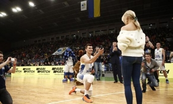 Баскетболист сборной Украины Пустозвонов сделал предложение девушке во время Матча звезд