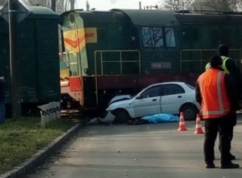 В Запорожье легковушка влетела в поезд, есть погибшие (фото, видео)