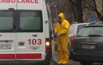 В Киеве заметили медиков в защитных костюмах - СМИ