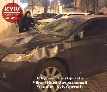 В Киеве пешеход жестко наказал горе-водителя: момент попал на видео