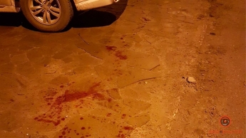 Лежал в луже крови: в центре Днепра во время ссоры убили парня. Фото 18+