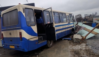 Дети выпадали на ходу: водитель школьного автобуса умер во время рейса. Фото и видео