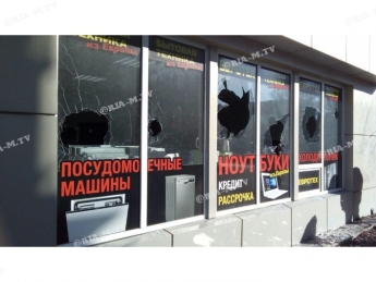 В Мелитополе в магазине в центре города изрешетили витрину (фото)