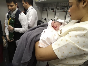 "Шампанское лилось рекой!" Украинка приняла роды на борту самолета и стала звездой сети (фото)