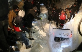 В Турции лавина снесла микроавтобус в пропасть, есть жертвы (фото)