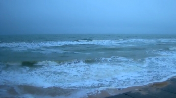 В Кирилловке сильный шторм - бушующее море смывает пляжи (фото)