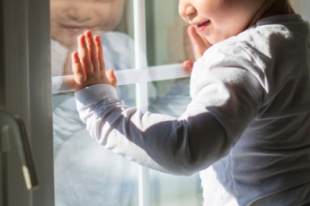 В Запорожье на балконе плачущий ребенок звал маму