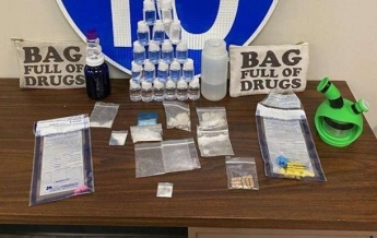 Дилеры перевозили наркотики в сумке с "говорящей" надписью