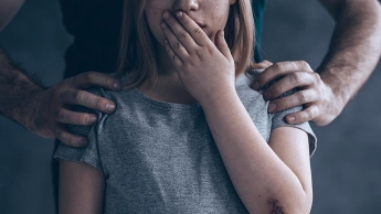 Педофила, который в Запорожье изнасиловал девочку и снял все на телефон, могут выпустить под домашний арест (ФОТО, ВИДЕО)
