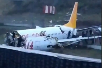 В турецком аэропорту самолет с пассажирами рухнул в овраг и развалился: первые фото