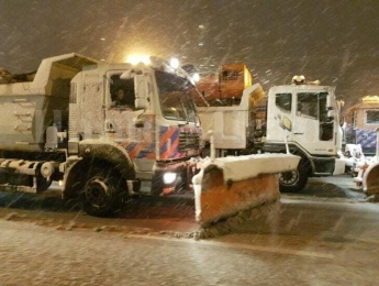 На Днепропетровщине в пробках застряли тысячи авто: фото и видео снежного коллапса