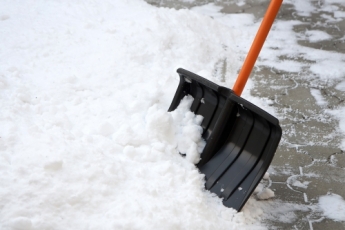 Мелитополь завалило снегом - горожан призывают взяться за лопаты