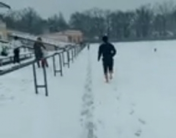 В Мелитополе чиновник устроил пробежку босиком по снегу (видео)