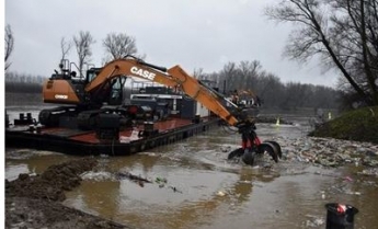 Венгры чистят реку от мусора из Украины (видео)