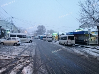 В Мелитополе маршрутчики в погоне за гривной не дают коммунальщикам расчистить остановки (фото)