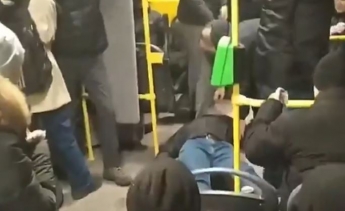 В Харькове парня убили в общественном транспорте на глазах у людей — ВИДЕО