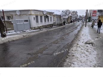 Одна из центральных улиц Мелитополя превратилась в реку (видео, фото)