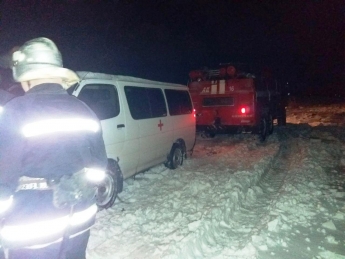 В Запорожской области скорую, которая ехала к роженице, вытаскивали из снежного заноса (фото)