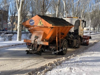 Коммунальщики в Мелитополе вывозят лед машинами (фото, видео)