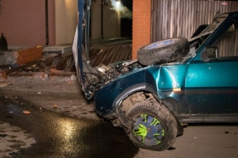 В Киеве пьяный водитель снес забор дома и уснул в автомобиле полицейских (видео)