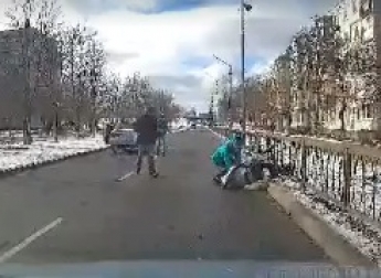 В сети появилось жуткое видео, как в Запорожской области сбили женщину с коляской (18+)